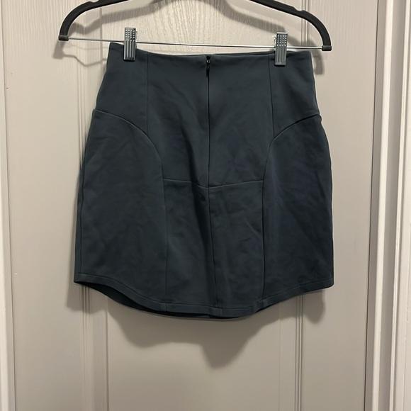 Fitted skirt - Picture 2 of 4